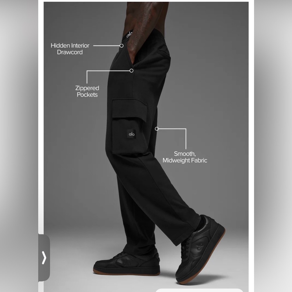 ALO Yoga Double Take Cargo Pant in Black